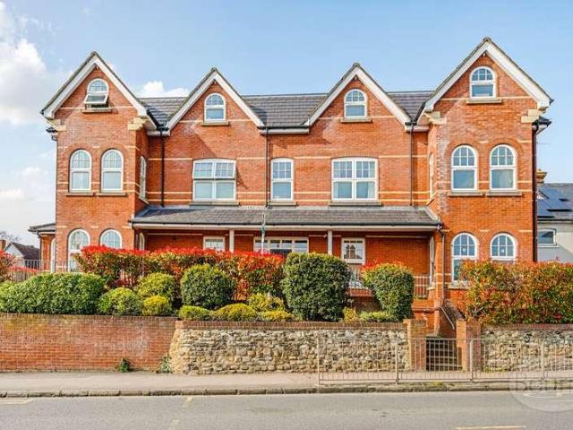 2 bed flat for sale