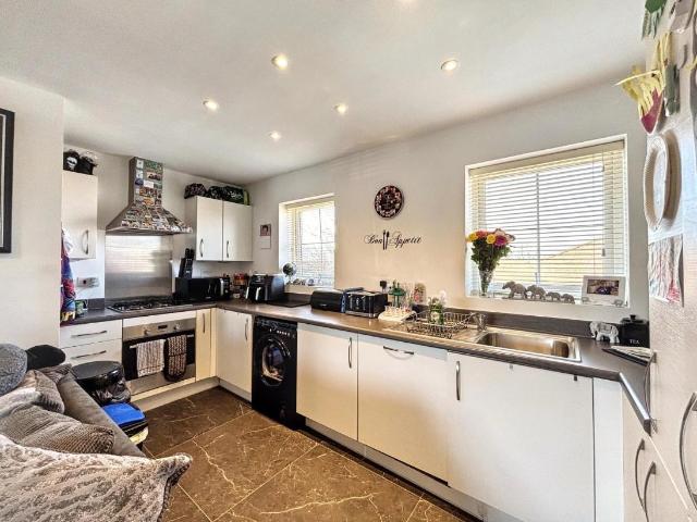 2 bed flat for sale