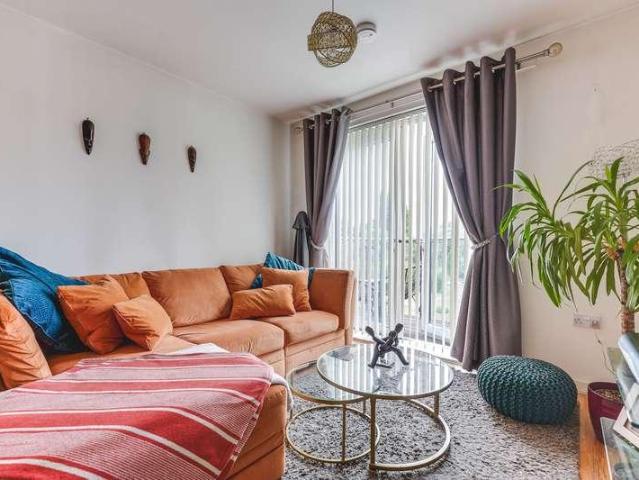 2 bed flat for sale