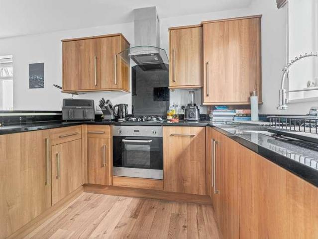 2 bed flat for sale