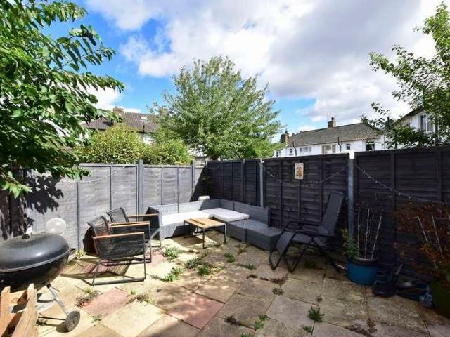 2 bed flat for sale