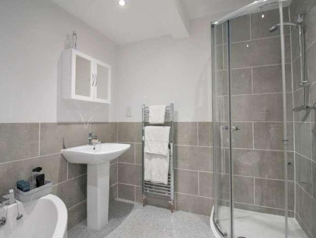 2 bed flat for sale