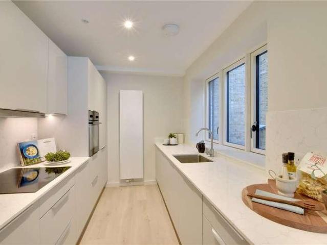 2 bed flat for sale