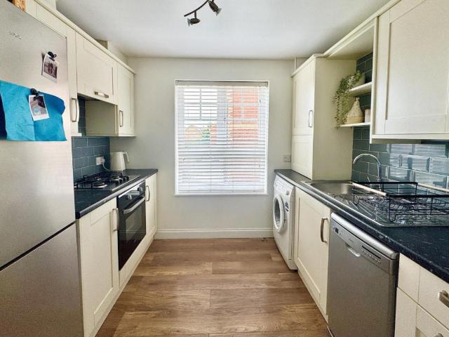 2 bed flat for sale