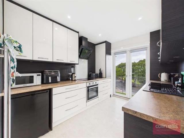 2 bed flat for sale