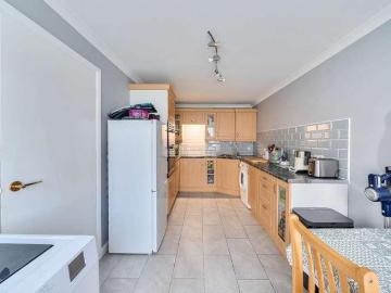 2 bed flat for sale