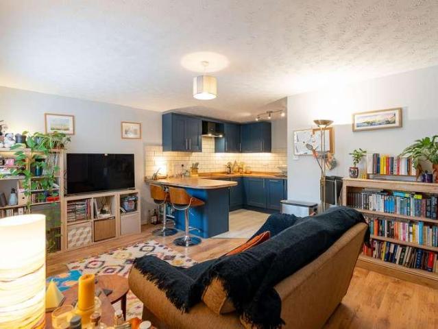 2 bed flat for sale