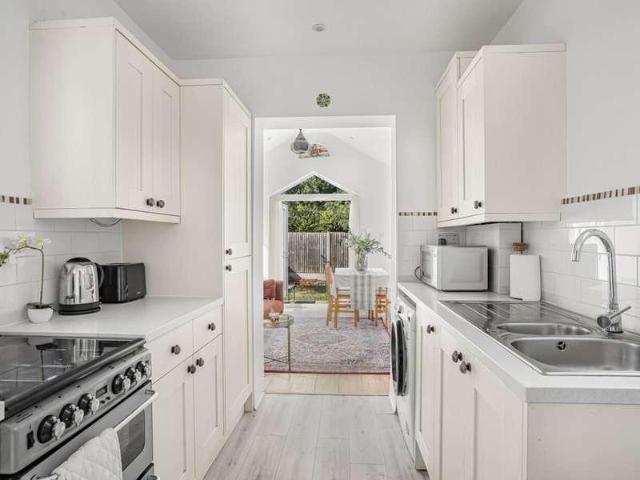 2 bed flat for sale