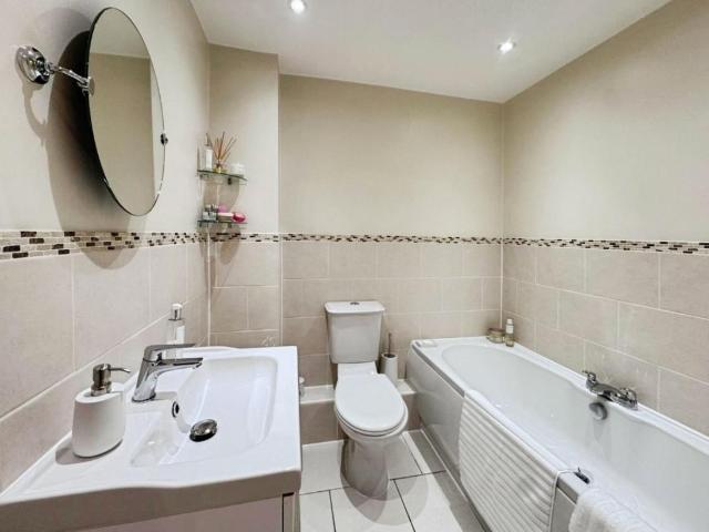 2 bed flat for sale