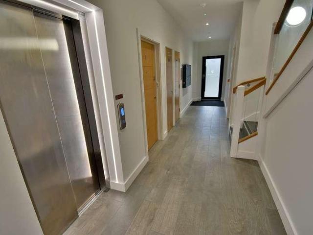2 bed flat for sale