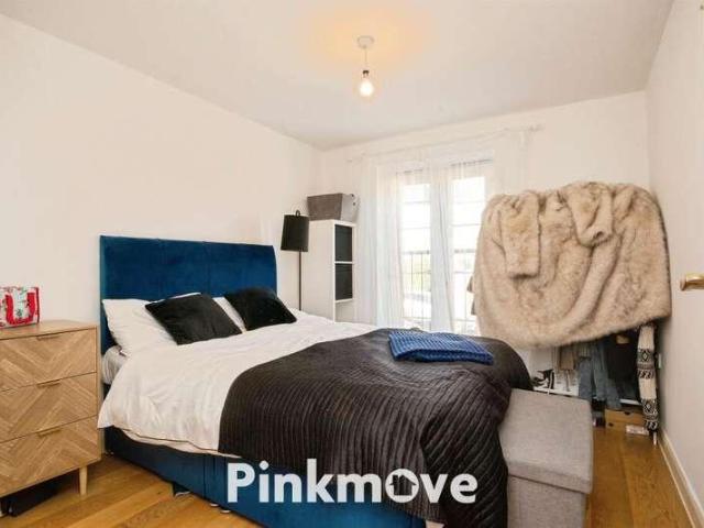 2 bed flat for sale