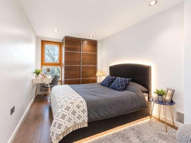 2 bed flat for sale