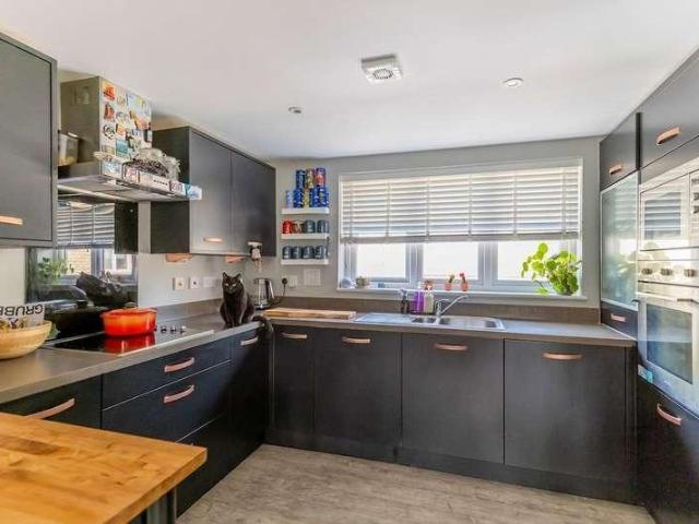 2 bed flat for sale