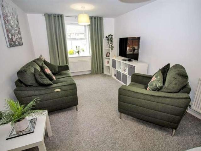 2 bed flat for sale