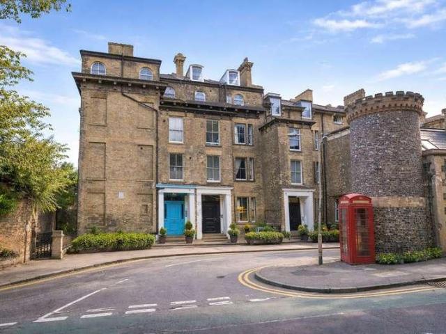 2 bed flat for sale