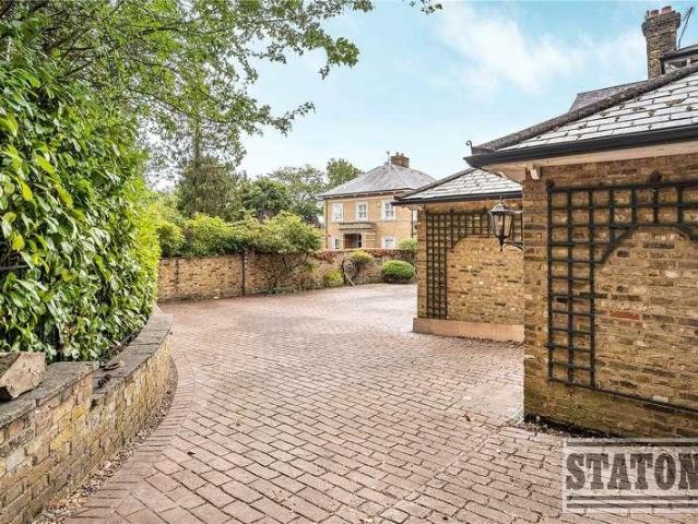 2 bed flat for sale