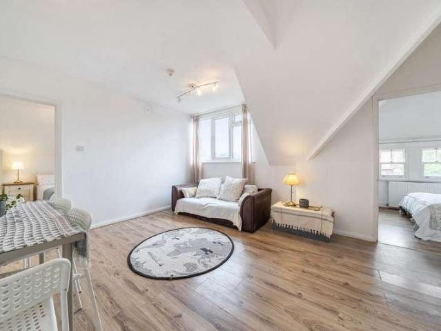 2 bed flat for sale