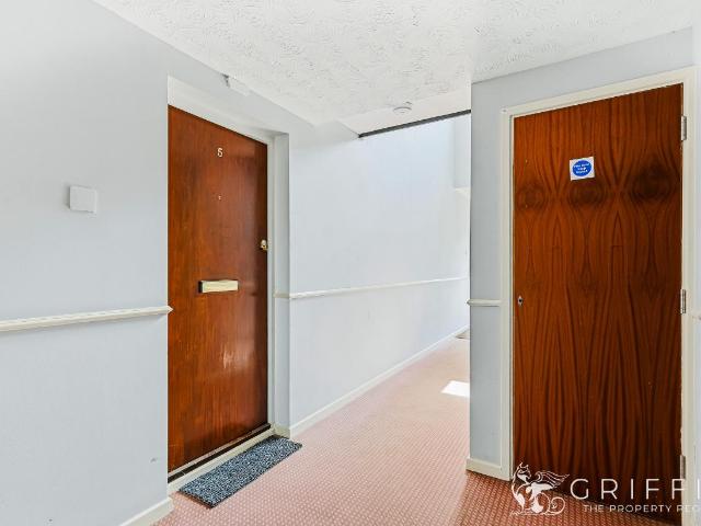 2 bed flat for sale