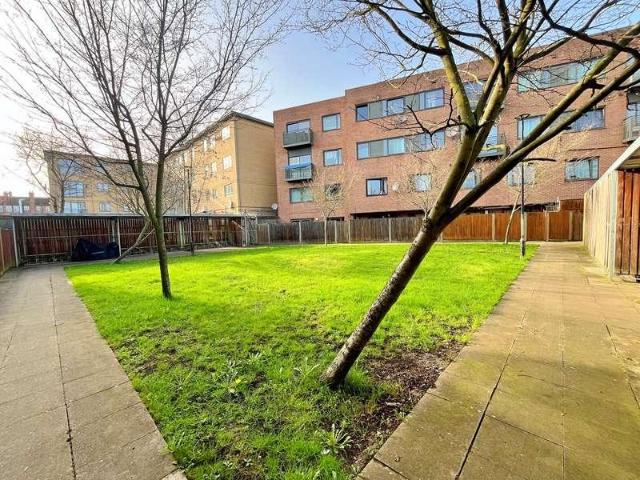 2 bed flat for sale
