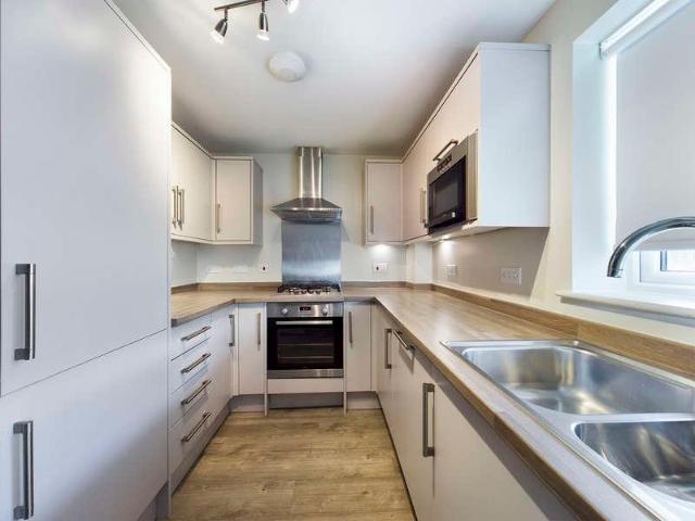 2 bed flat for sale