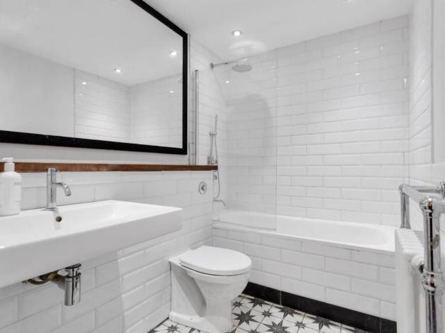 2 bed flat for sale