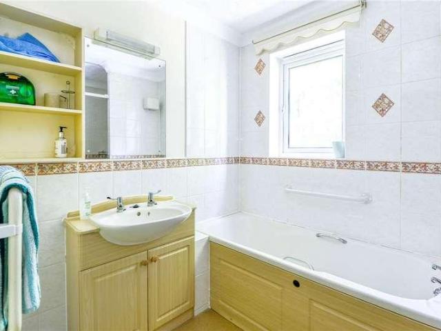 2 bed flat for sale