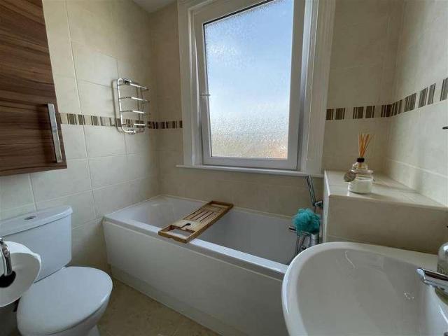 2 bed flat for sale