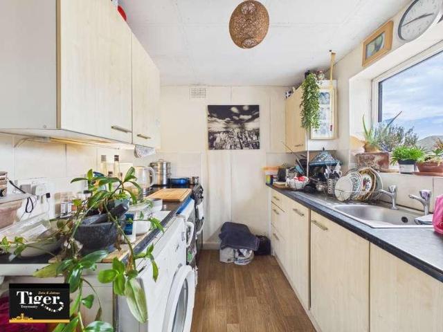 2 bed flat for sale