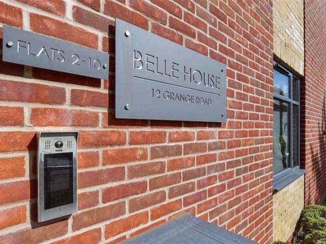 2 bed flat for sale