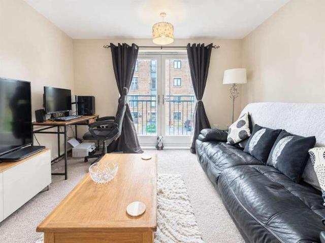 2 bed flat for sale