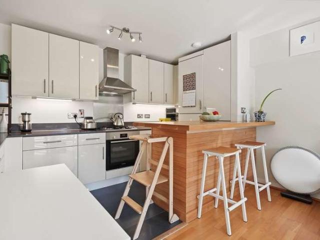 2 bed flat for sale