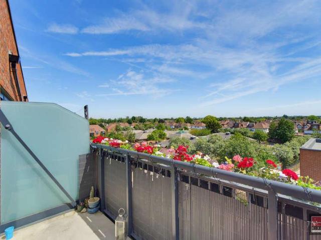 2 bed flat for sale