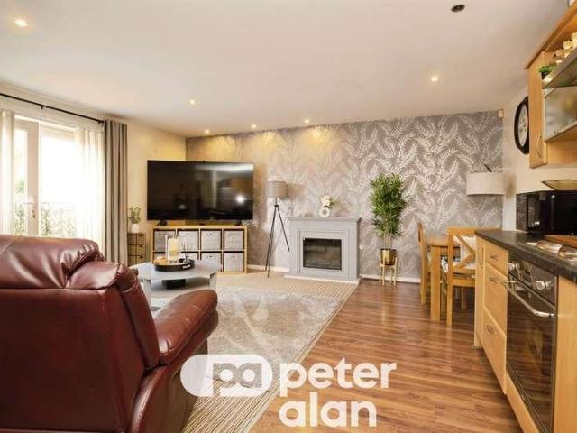 2 bed flat for sale