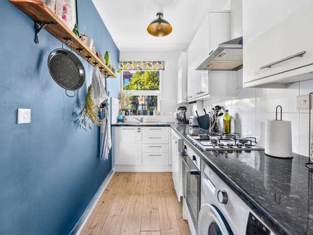 2 bed flat for sale