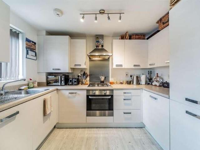 2 bed flat for sale