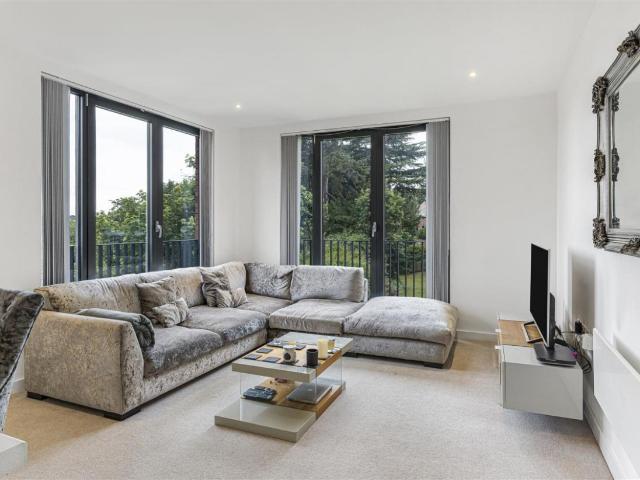 2 bed flat for sale