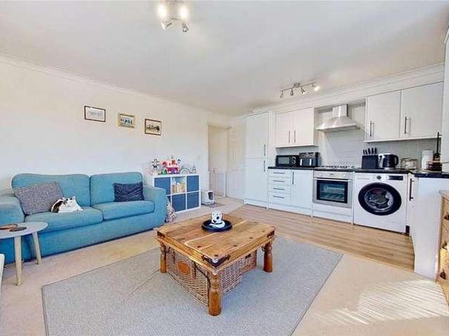2 bed flat for sale