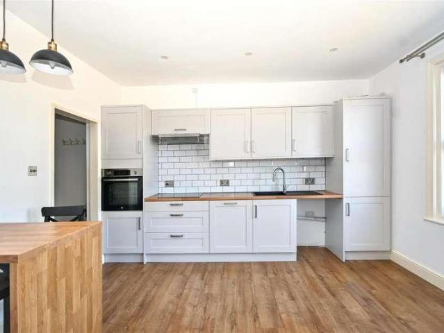 2 bed flat for sale