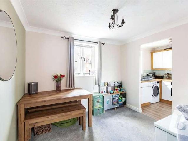 2 bed flat for sale