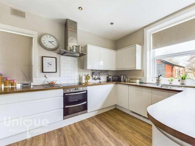 2 bed flat for sale