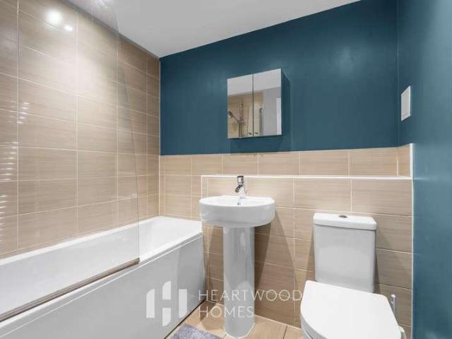 2 bed flat for sale
