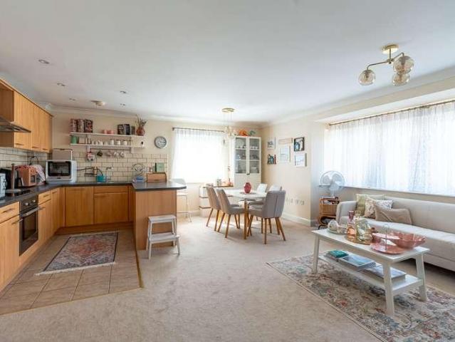 2 bed flat for sale