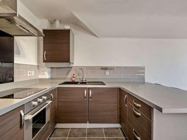 2 bed flat for sale