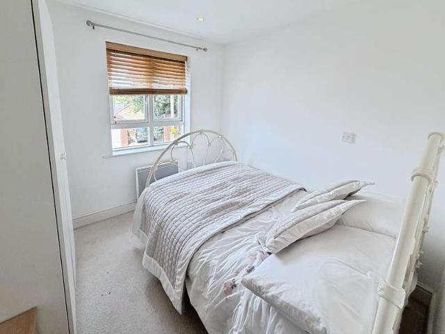 2 bed flat for sale