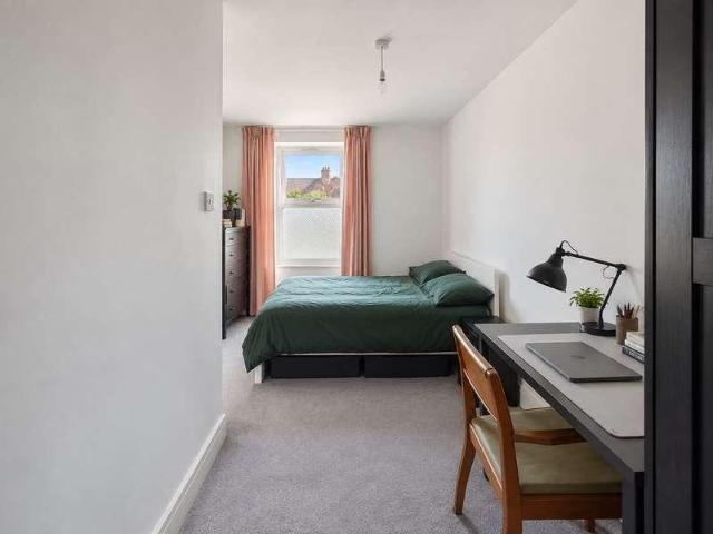 2 bed flat for sale