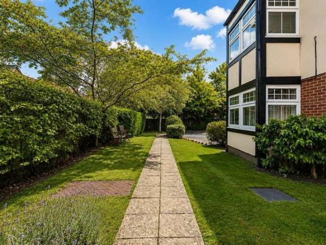 2 bed flat for sale