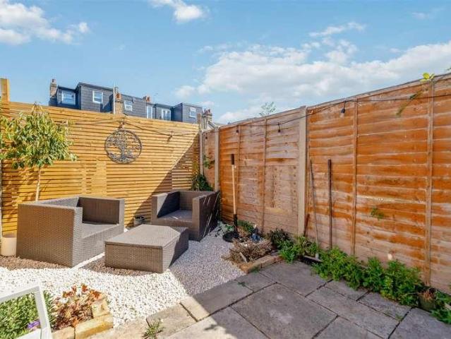 2 bed flat for sale