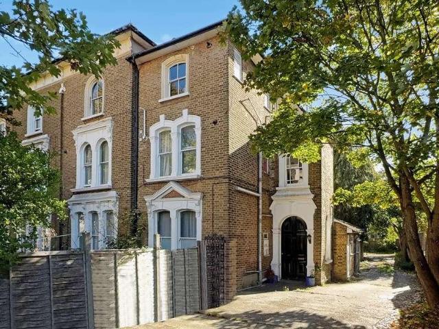 2 bed flat for sale