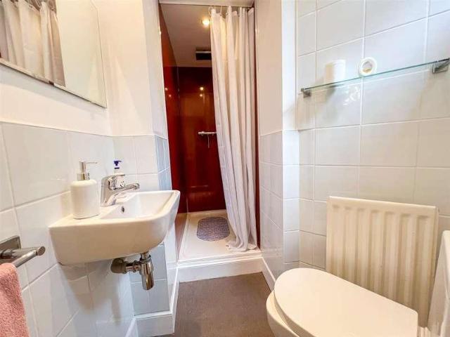 2 bed flat for sale