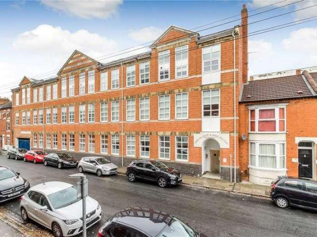 2 bed flat for sale